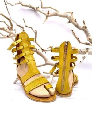 Χειροποίητο, δερμάτινο, σανδάλι.σε χρώμα ώχρας