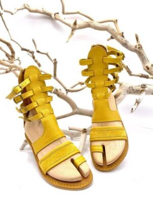 Χειροποίητο, δερμάτινο, σανδάλι.σε χρώμα ώχρας